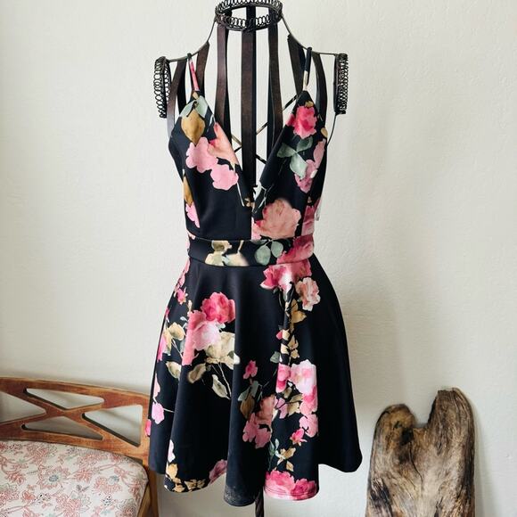 Windsor Dresses & Skirts - 💜 Windsor | Black floral racerback spaghetti strap v neck dress